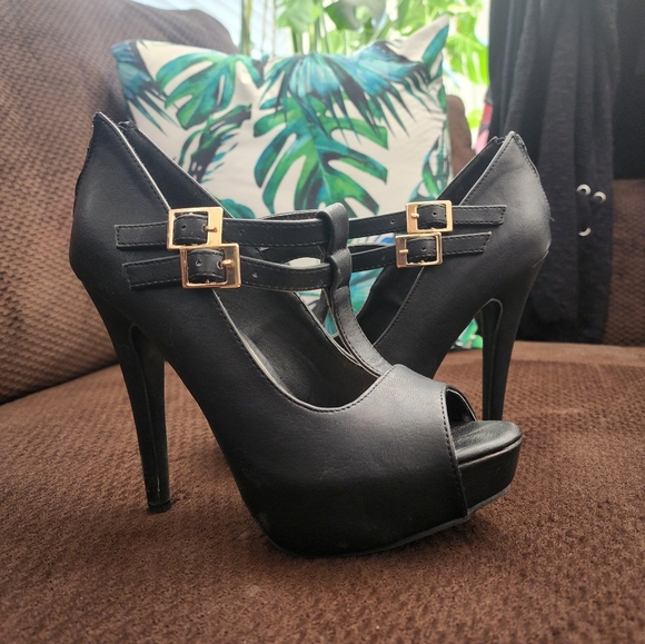 Size 8 heels - Picture 2 of 2
